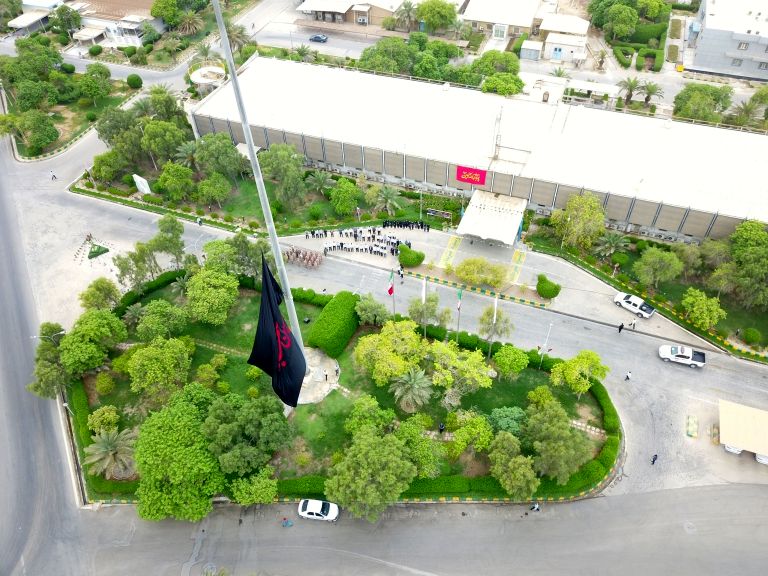 آیین اهتزاز پرچم عزای امام حسین (ع) در پتروشیمی بندرامام برگزار شد 