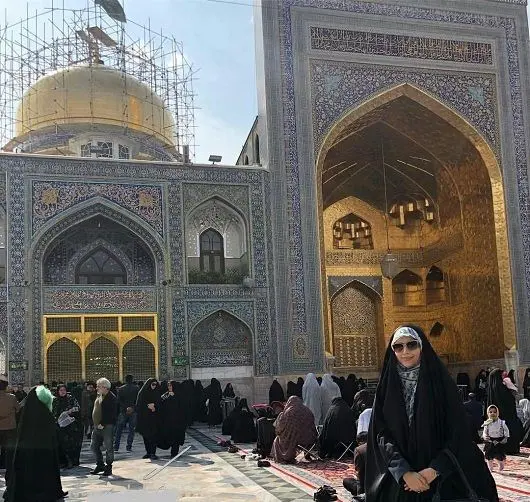 پوشش متفاوت مجری زن صداوسیما در حرم امام رضا+عکس
