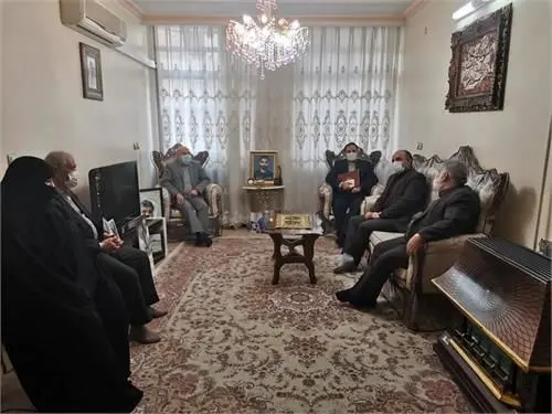دیدار مدیرکل کمیته امداد استان تهران با خانواده شهید مدافع حرم