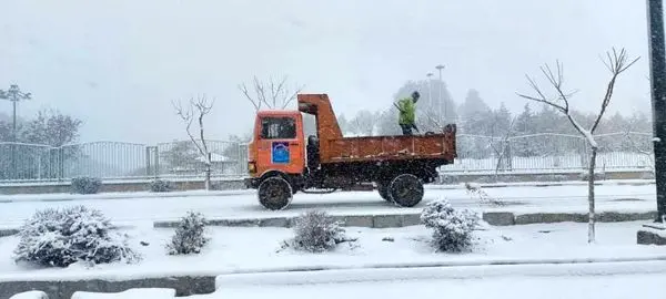 عملیات برف روبی در سطح معابر همچنان ادامه دارد