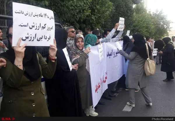 اعتراض فرهنگیان به پرداخت نشدنِ مطالباتشان مقابل وزارت آموزش و پرورش + عکس