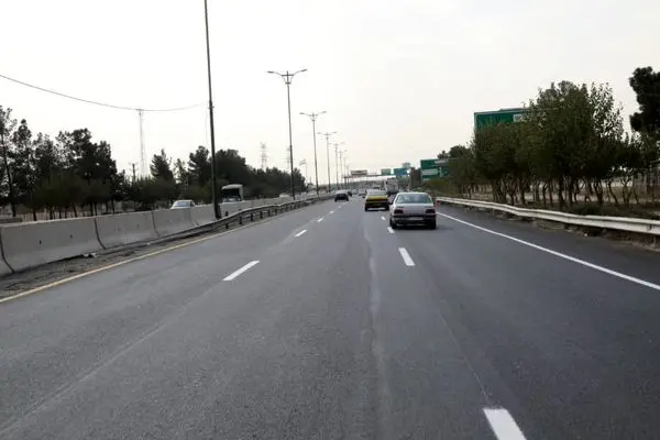  بهسازی مکانیزه آسفالت بزرگراه شهید هاشمی با صرف 6400 تن در محدوده منطقه 19