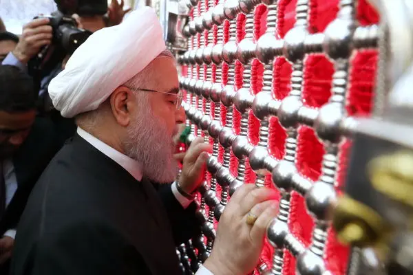 تشرف روحانی به حرم مطهر حضرت علی (ع)