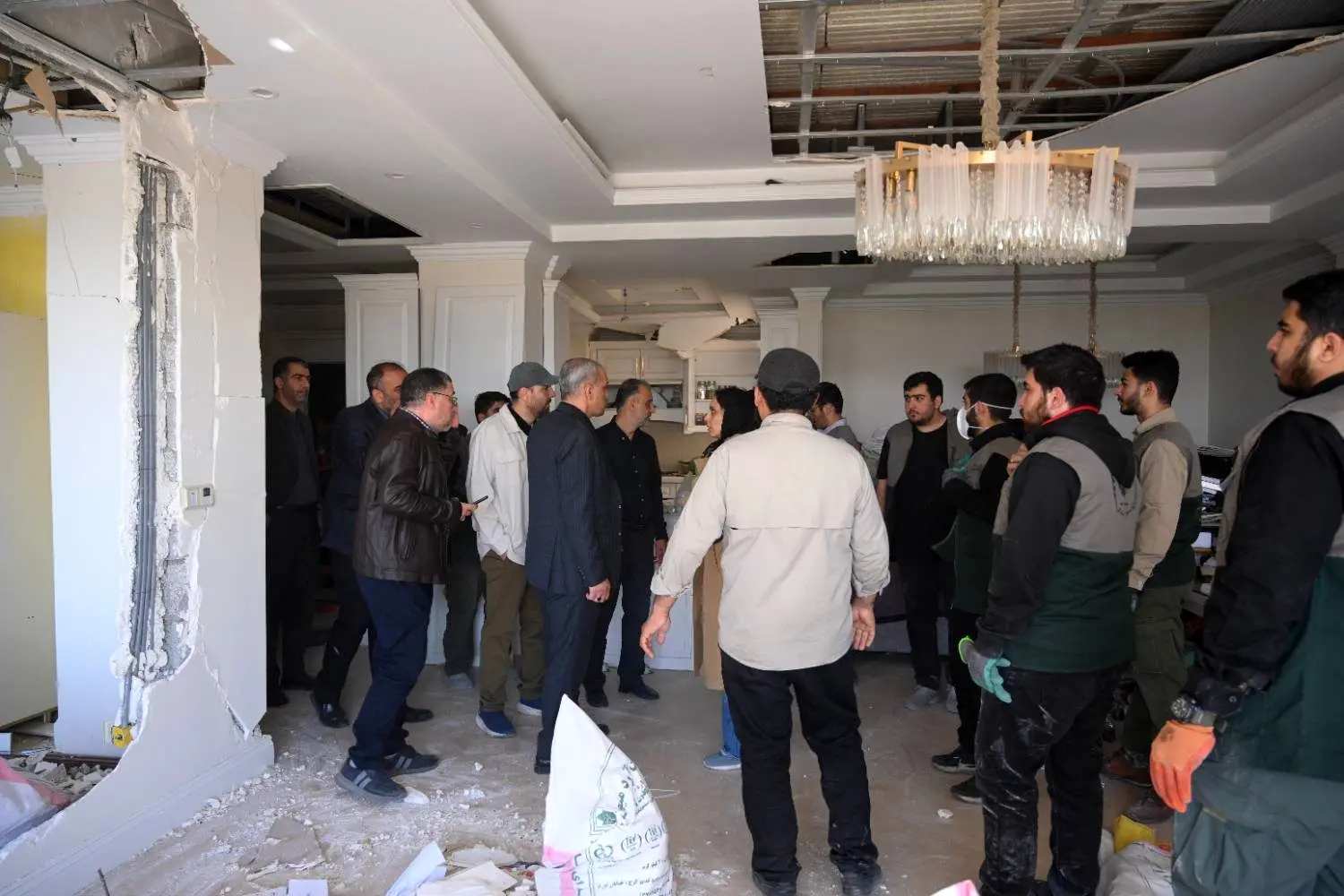 گروه مرمت در کنار سایر گروه های جهادی آماده فعالیت در منطقه یک ، می شود