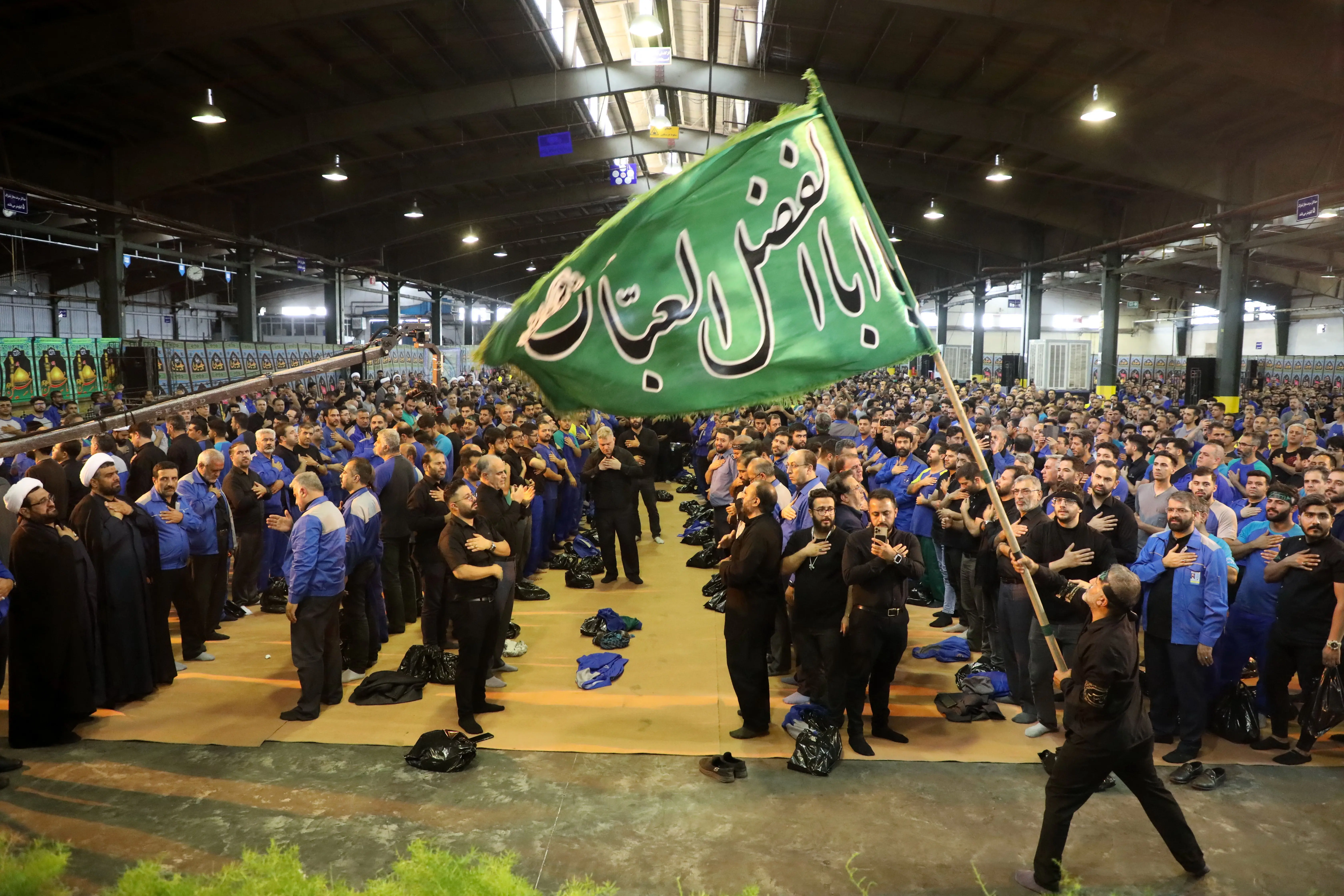 اجتماع بزرگ کارگری در رثای حسین (ع) به سوگ نشست

