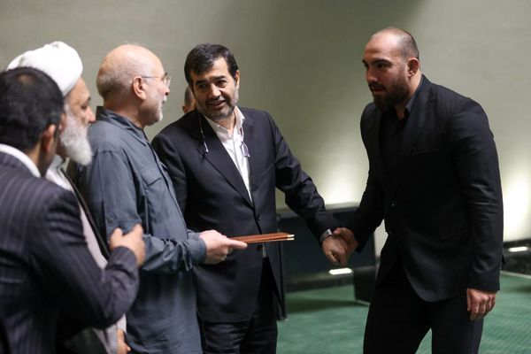 تقدیر رئیس و نمایندگان مجلس از قهرمانان کشتی