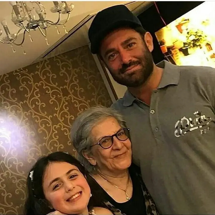 محمدرضا گلزار در کنار مادربزرگش + عکس