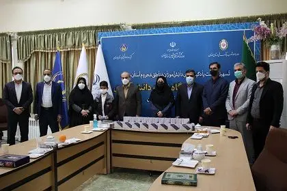 خرید و مشارکت در اهدای یک هزار و 100 دستگاه تبلت برای دانش آموزان کم برخوردار استان سمنان

