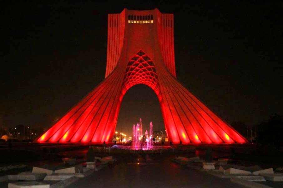 برج آزادی قرمز رنگ شد