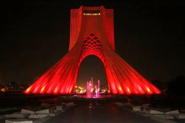 برج آزادی قرمز رنگ شد