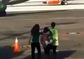 اقدام عجیب مسافر پس از جاماندن از پرواز هواپیما! + فیلم