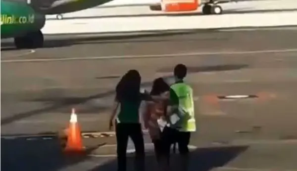 
اقدام مسافر پس از نرسیدن به پرواز+عکس
