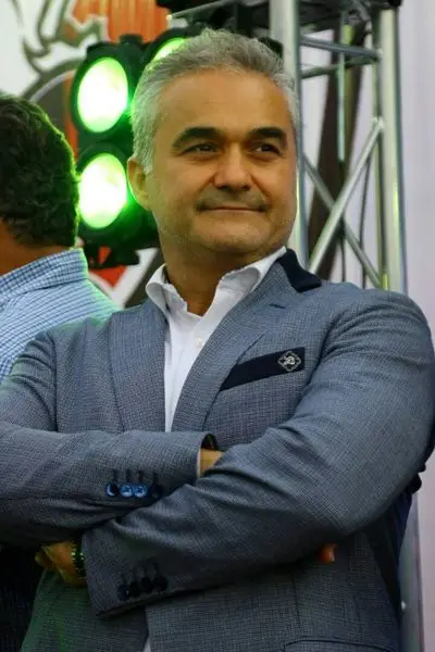 نکونام اول باید تلکیفش را با نساجی مشخص کند