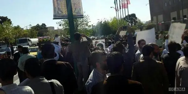 تجمع جمعی از بازنشستگان کشوری در مقابل مجلس