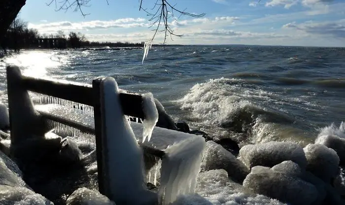 تصاویری شگفت‌انگیز از ساحلی یخ‌زده