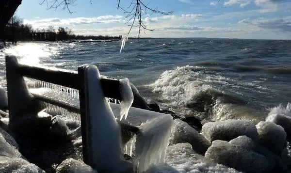 تصاویری شگفتانگیز از ساحلی یخزده