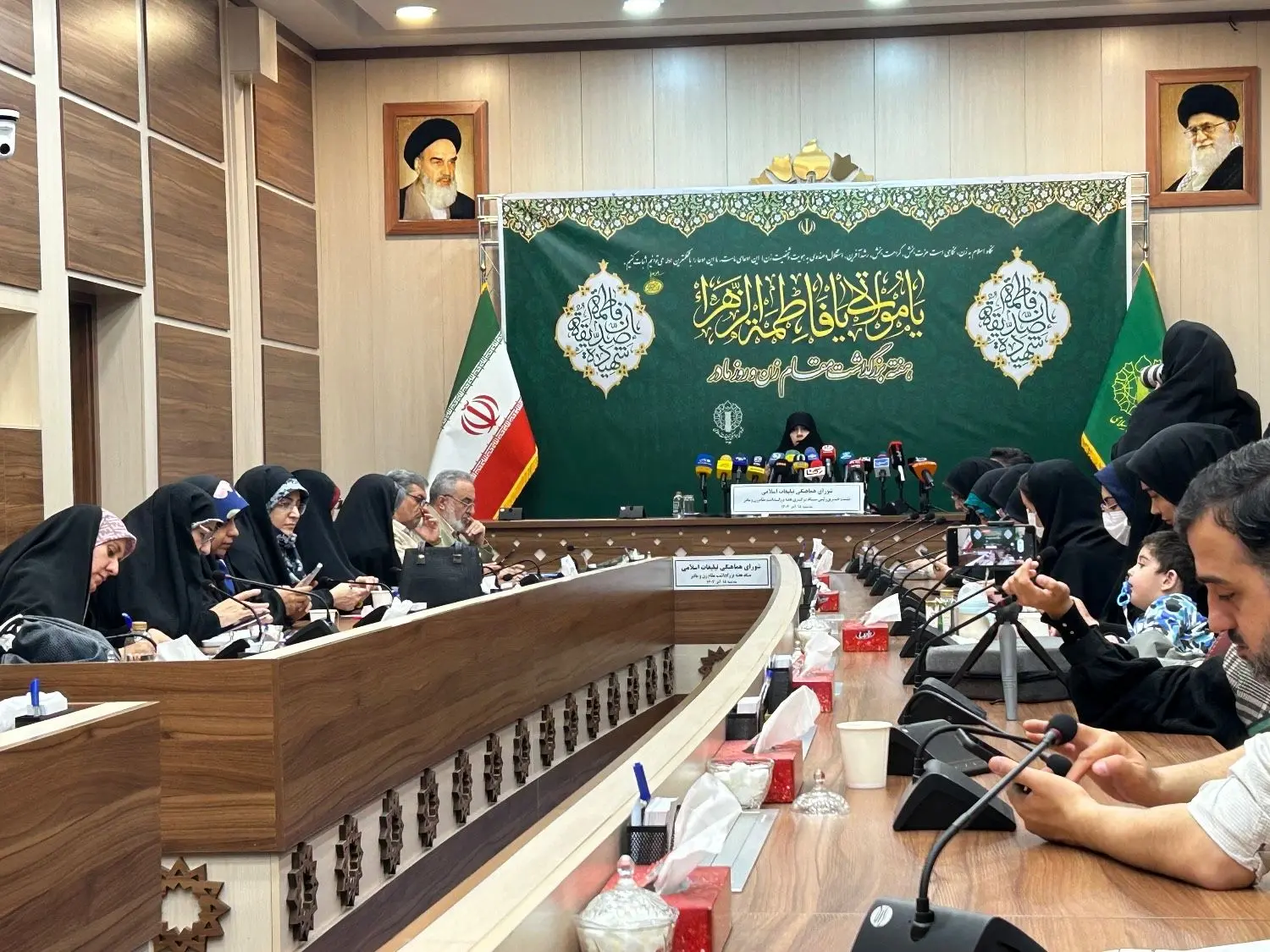 شعار امسال: بانوی ایرانی، مظهر نجابت و الگوی مقاومت