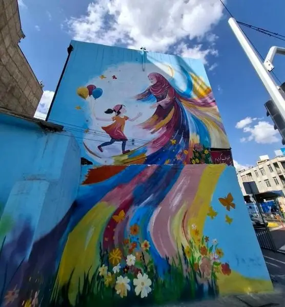  نقاشی دیواری "مادر و کودک" جلوه‌ای از رویکرد خانواده‌محور در منطقه۸