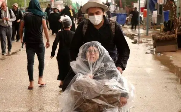 پیاده‌روی اربعین در باران+عکس