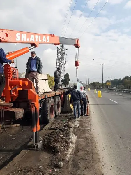 جمع آوری حصار کارگاهی بزرگراه شهید یاسینی در منطقه۱۳