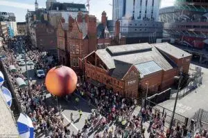 بزرگترین و عجیب ترین کادوی تولد دنیا+عکس

