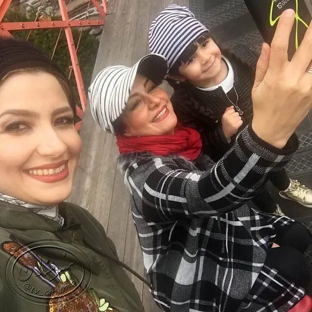 سلفی جالب خانم بازیگر و خواهر مجری مشهورش
