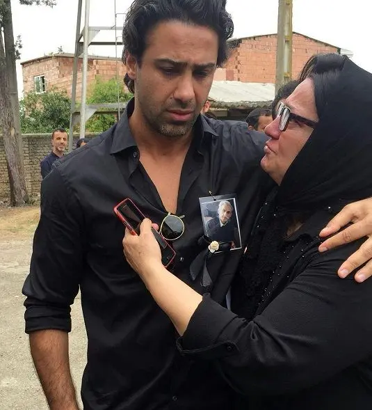 غم و اندوه فرهاد مجیدی در مراسم ترحیم پدرش+عکس