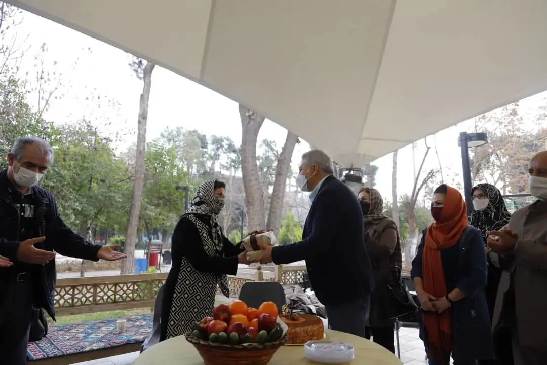  تقدیر دانش آموزان از معلم دوران ابتدایی خود بعد از 48 سال