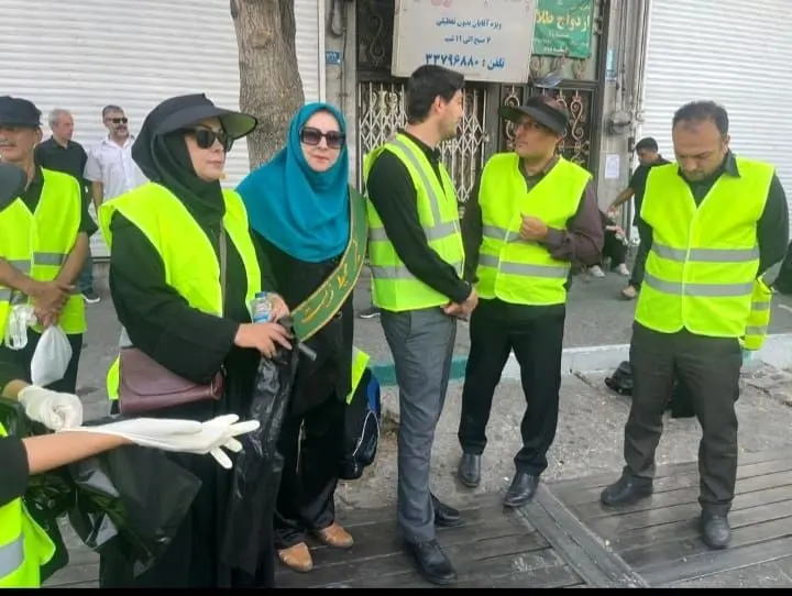 توزیع بیش از ۲ هزار لیوان چندبار مصرف در میان زائرین پیاده‌روی اربعین به منظور کاهش مصرف پلاستیک

