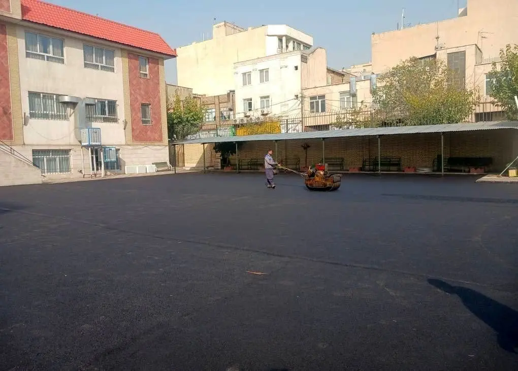 بهسازی آسفالت بیش از ۵ هزار متر مربع از محوطه مدارس منطقه ۱۳
