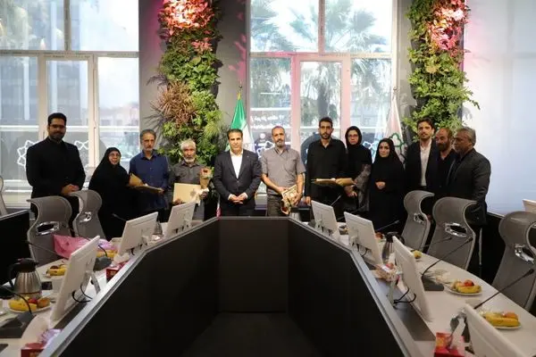 دیدار شهردارمنطقه ۱۳ با خانواده معزز شهدای جنگ۱۲ روزه

