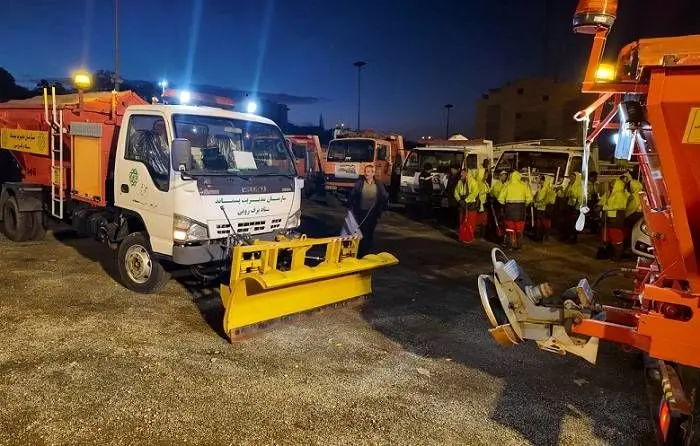 آرایش زمستانی شهرداری منطقه۲ با اجرای مانور برف روبی 
