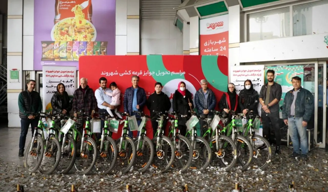 تحویل جوایز برندگان فروش ویژه مدارس و شرکت نستله در فروشگاه‌ شهروند بیهقی