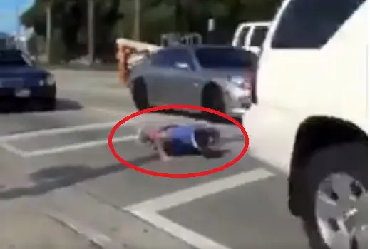 اقدام بسیار خطرناک ورزشکار جوان وسط خیابان!+عکس