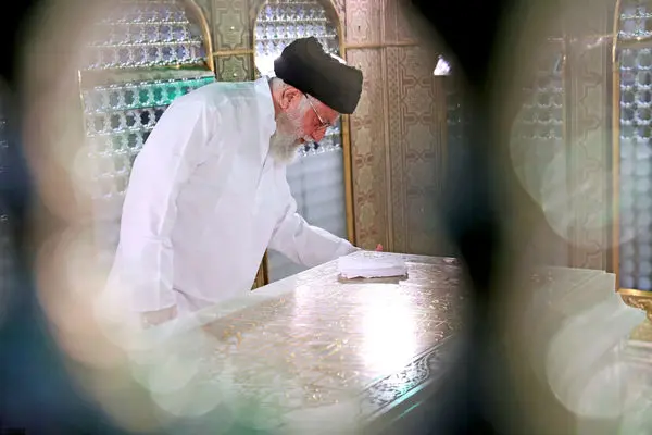 ضریح مطهر امام رضا باحضور رهبرانقلاب غبارروبی شد