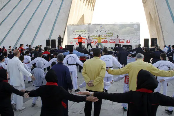 استقبال شهروندان از پویش "دوشنبه های ورزشی" در میدان آزادی

