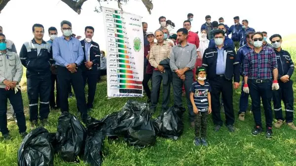 همکاری کارکنان پتروشیمی لردگان و مردم منطقه در پاکسازی چشمهساران و طبیعت بکر منطقه از کیسههای پلاستیکی رها شده