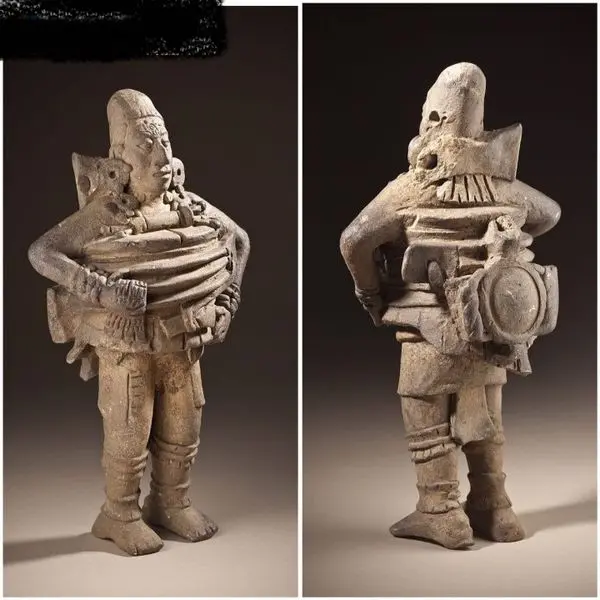 مجسمه باستانی با لباس فضانوردان امروزی+عکس