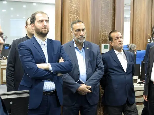 بازدید دکتر لاجوردی و هیات همراه از مرکز عملیات شبکه شرکت مخابرات