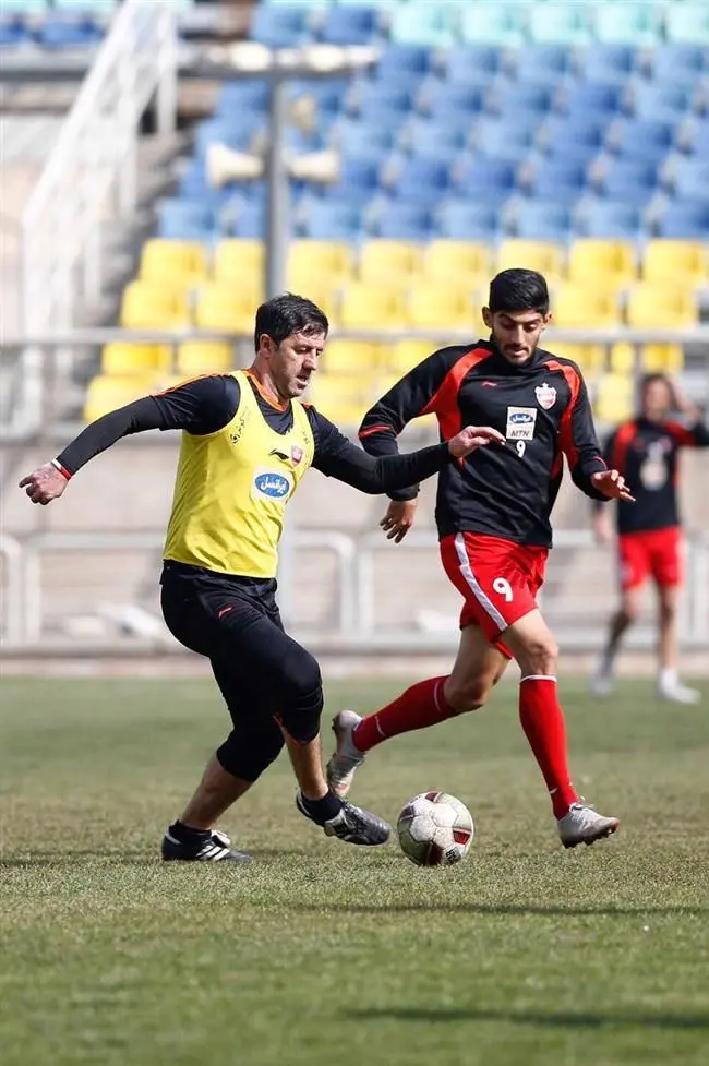 ترابی مقابل فولاد  به عنوان مهاجم سایه بازی می کند