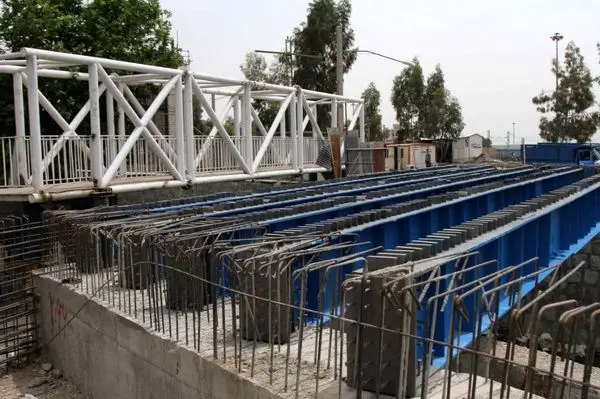 پل جدید تقاطع سلیمی جهرمی، در مرحله نصب تیرهای فلزی عرشه