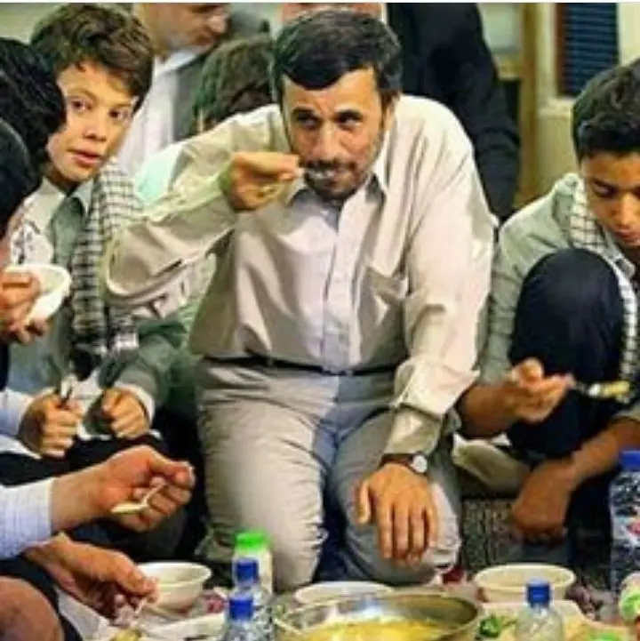 غذا خوردن احمدی نژاد با خردسالان + عکس