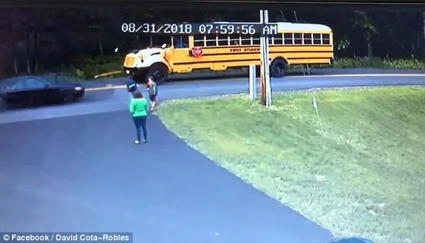 فرار کودک 7 ساله از تصادف مرگبار در جاده + عکس