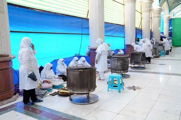 پخت ۶ هزار نان صلواتی به مناسبت تولد پیامبر اکرم (ص) در مسجد جمکران