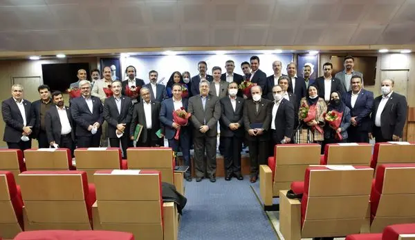 با حضور مدیرعامل و هیات مدیره ، بیمه البرز از نمایندگان برتر فروش بیمه زندگی قدردانی کرد