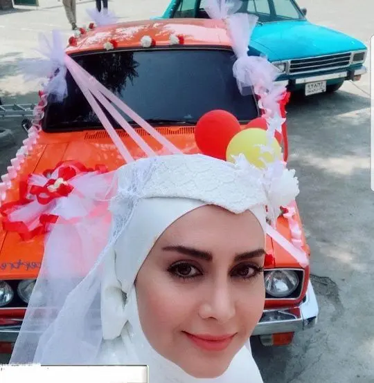 خانم بازیگر در لباس عروس با پیکان گوجه ای+عکس
