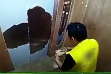 حرکت غیراخلاقی پِیک رستوران در آسانسور خانه مشتری! + عکس