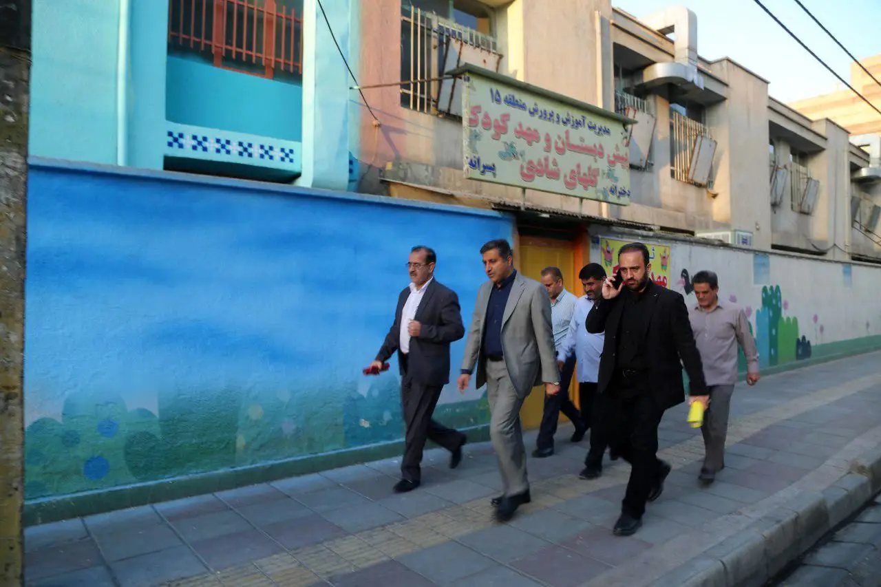 ‍ اجرای 30 هزار مترمربع رنگ آمیزی پوششی در مدارس منطقه 15