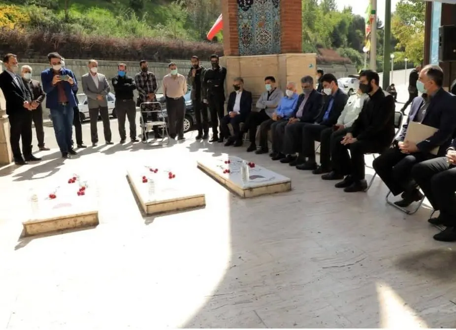 آیین غبار روبی و عطر افشانی گلزار شهدای  گمنام بوستان نهج البلاغه  برگزارشد

