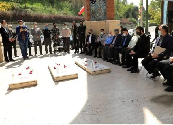 آیین غبار روبی و عطر افشانی گلزار شهدای  گمنام بوستان نهج البلاغه  برگزارشد

